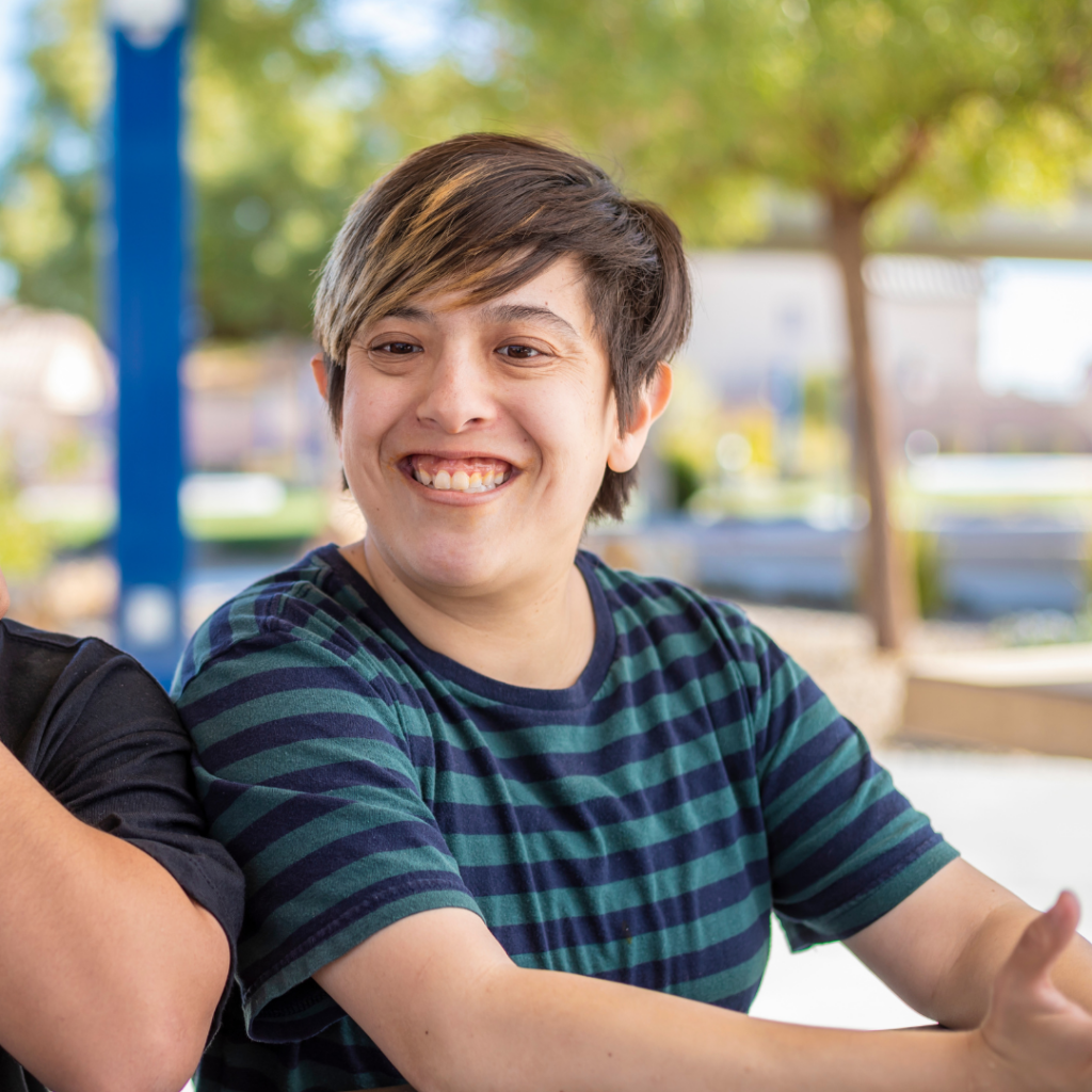 Le dispositif de tiers actif est un dispositif d’accompagnement transversal et intersectoriel pour des jeunes en ruptures répétitives de prise en charge institutionnelle. À l’image du dispositif de L’Entre - Temps basé à Bruxelles et qui accompagne les jeunes en Wallonie et à Bruxelles depuis plus de 20 ans. Également partenaire du projet pour la province de Luxembourg, L’Entre-Temps apporte son expertise pour la mise en place d’un tel dispositif chez nous. en province de Luxembourg