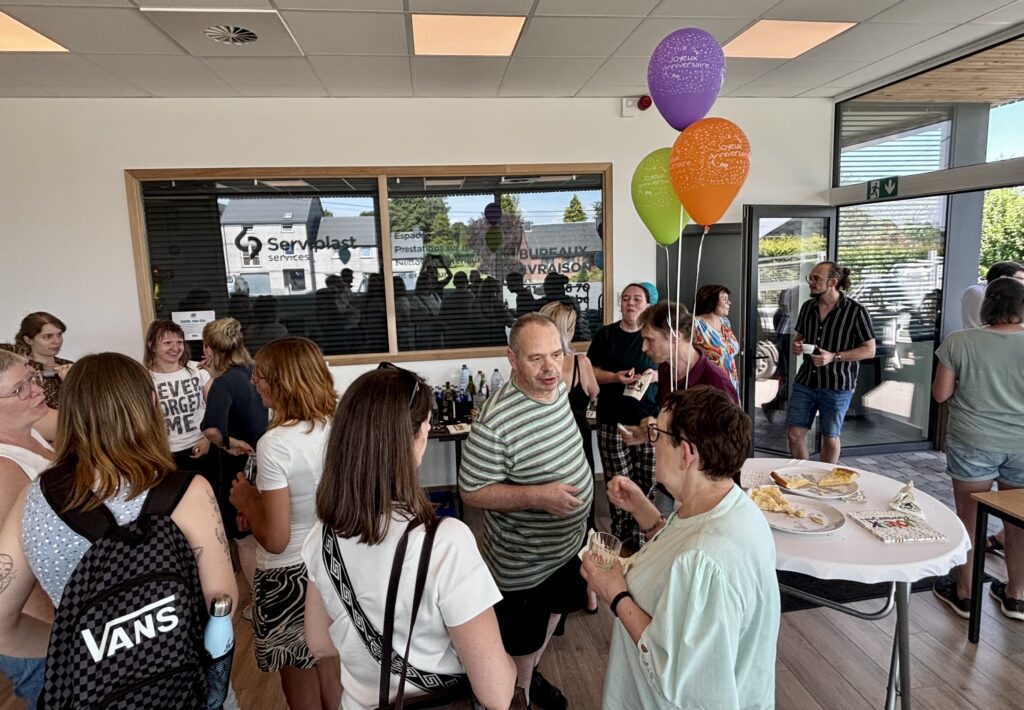 Le Comité Usagers et Proches en santé mentale et assuétudes a célébré ses 10 ans, le 22 juin dernier à Bastogne en présence d'usagers, de proches et de professionnels. Un moment convivial et de partage durant lequel, notamment, les usagers de la Cordée ont présenté un extrait de leur pièce de théâtre intitulée "Le Silence qui crie", une création collective racontant leur vécu et réalisée en partenariat avec Alvéole Théâtre.