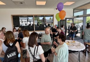 Le Comité Usagers et Proches en santé mentale et assuétudes a célébré ses 10 ans, le 22 juin dernier à Bastogne en présence d'usagers, de proches et de professionnels. Un moment convivial et de partage durant lequel, notamment, les usagers de la Cordée ont présenté un extrait de leur pièce de théâtre intitulée "Le Silence qui crie", une création collective racontant leur vécu et réalisée en partenariat avec Alvéole Théâtre.